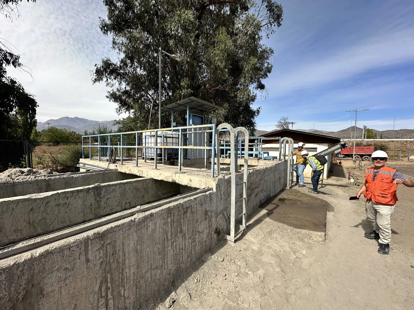 Infraestructura hidráulica del Canal La Petaca en Los Andes, evaluada durante la visita técnica para instalar una compuerta volumétrica.