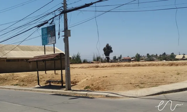 Terreno eriazo junto a un paradero en Quilpué, antes de convertirse en plaza.