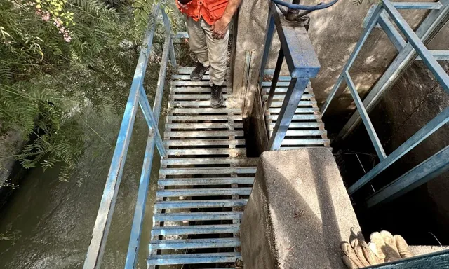 Pasarelas metálicas sobre el Canal La Petaca durante la visita técnica de EMOJ.